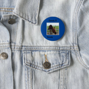 braunes Pferd, das für Karotten ankommt, Button