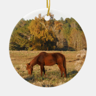 Braunes Pferd im Gelbbaumfeld Keramik Ornament