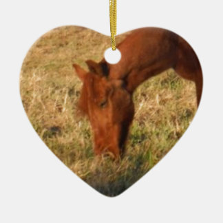 Braunes Pferd im Gelbbaumfeld Keramikornament