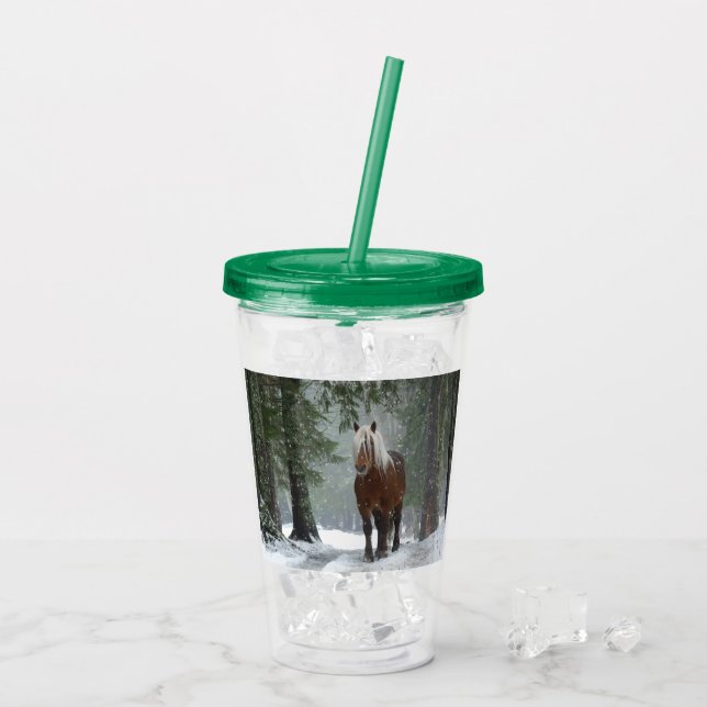 Braunes Pferd im Winterwald mit Schneefall Acryltrinkbecher (Rückseite Ice)