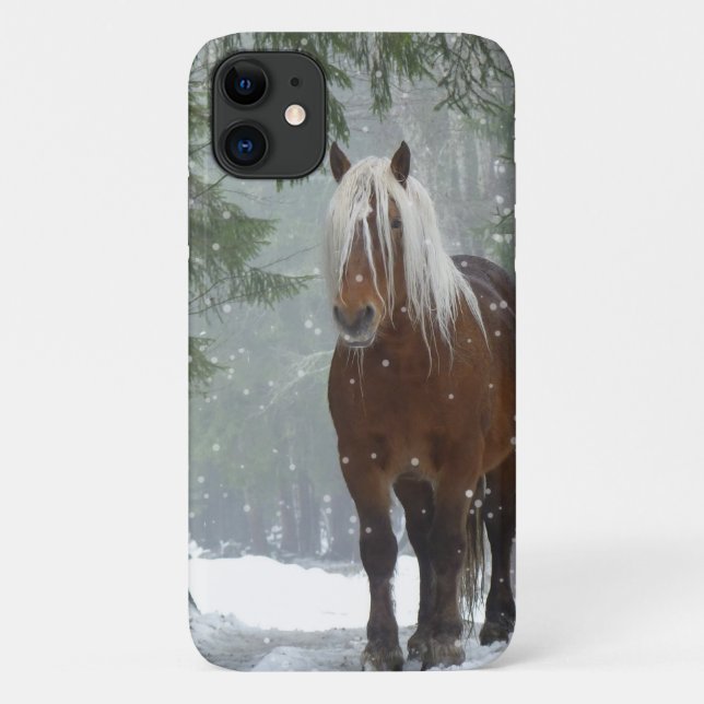 Braunes Pferd im Winterwald mit Schneefall Case-Mate iPhone Hülle (Rückseite)