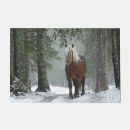 Braunes Pferd im Winterwald mit Schneefall Fußmatte