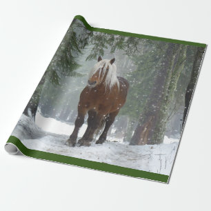 Braunes Pferd im Winterwald mit Schneefall Geschenkpapier