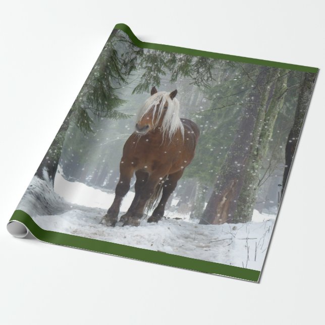 Braunes Pferd im Winterwald mit Schneefall Geschenkpapier (Ungerollt)