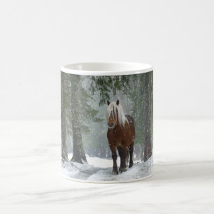 Braunes Pferd im Winterwald mit Schneefall Kaffeetasse