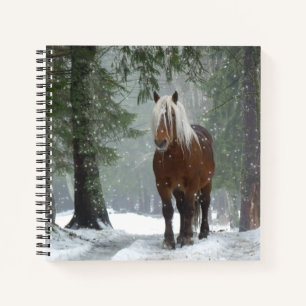 Braunes Pferd im Winterwald mit Schneefall Notizbuch