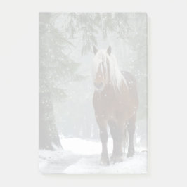 Braunes Pferd im Winterwald mit Schneefall Post-it Klebezettel