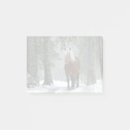 Braunes Pferd im Winterwald mit Schneefall Post-it Klebezettel