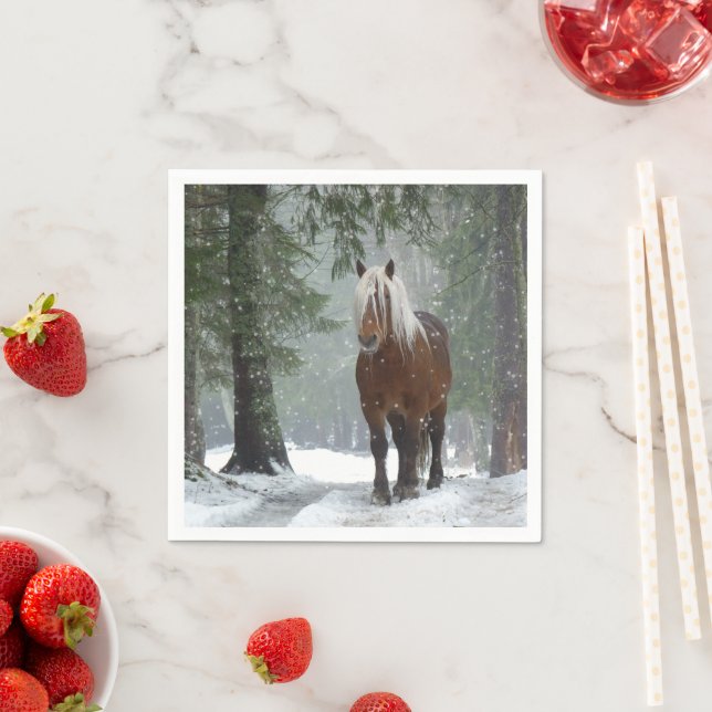 Braunes Pferd im Winterwald mit Schneefall Serviette (Beispiel)