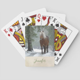 Braunes Pferd im Winterwald mit Schneefall Spielkarten