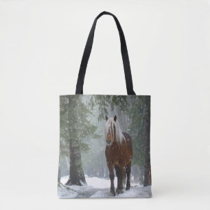 Braunes Pferd im Winterwald mit Schneefall Tasche