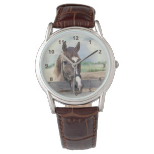 Braunes Pferd mit Halter Armbanduhr