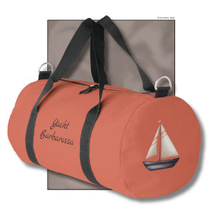 Braunes Segelboot und Name auf Rot Duffle Bag