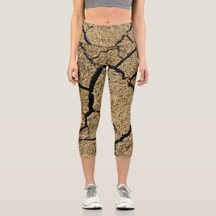 Braunes trockenes Land rissige Erde Dürre Textur Capri Leggings