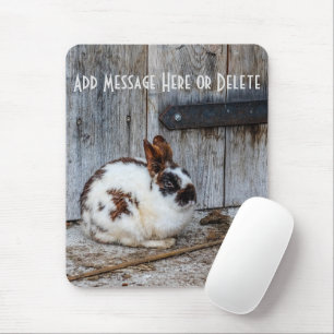 Braunes und weißes Kaninchen auf dem Bauernhof Mousepad