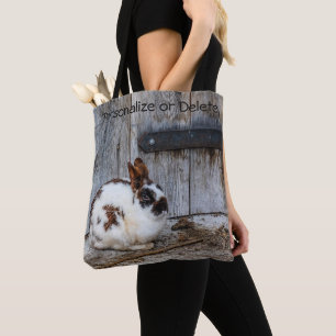 Braunes und weißes Kaninchen auf dem Bauernhof Tasche