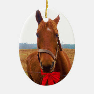 Braunes Weihnachtspferd und roter Bogen Keramik Ornament