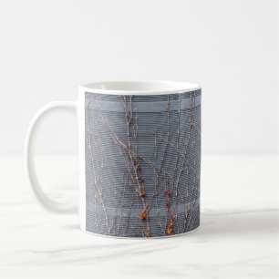 Braungetrocknete Blätter auf Wasser Kaffeetasse