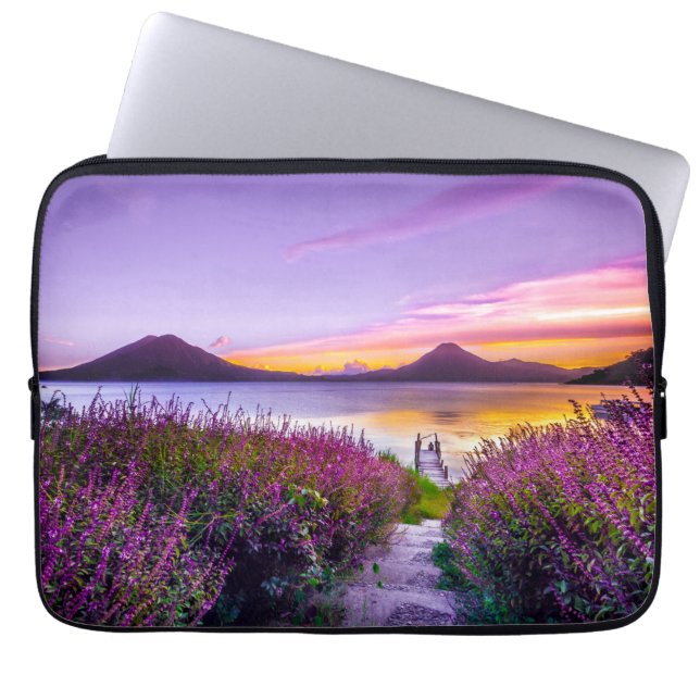 Braunhölzern zwischen Lavendelfeld und Blume Laptopschutzhülle (Vorderseite)