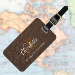 Braunledergold-Monogramm Gepäckanhänger<br><div class="desc">Braune Imitate Lederprint als Hintergrund. Personalisieren und fügen Sie Ihren Vornamen, Monogramm Buchstaben und vollständigen Namen auf der Vorderseite. Ihre Kontaktinformationen auf der Rückseite. Goldener Text.</div>