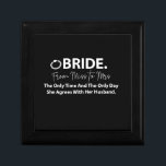 Braut als moderne Typografie-Braut Erinnerungskiste<br><div class="desc">Bride To be Modern Typografy Bride Geschenkboxen von Nisha Prabhu entworfen. Achtung, alle zukünftigen Bräute! Feiern Sie mit dieser modernen Typografie Bride-Geschenkboxen Ihre kommenden Neuheiten stilvoll. Diese wunderschön gestaltete Box wird sicher jedem Braut ein besonderes und beliebtes Gefühl geben. Egal ob Sie ein Geschenk für sich selbst oder einen Freund...</div>