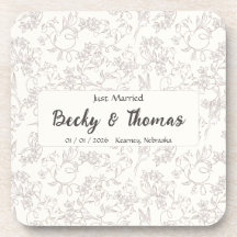 Braut & Bräutigam auf weißem floralen Hochzeitsfes