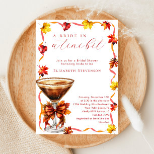 Braut im Herbst in einem winzigen Martini-Junggese Einladung