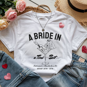 Braut in einem kleinen Martini-Junggesellinnenabsc T-Shirt