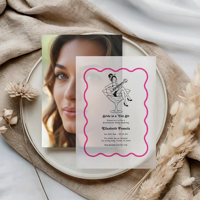 Braut in einer 'Tini Bit Martini-Junggesellinnenab (Bride in a 'Tini Bit Martini Bachelorette Party Vellum Invitation)