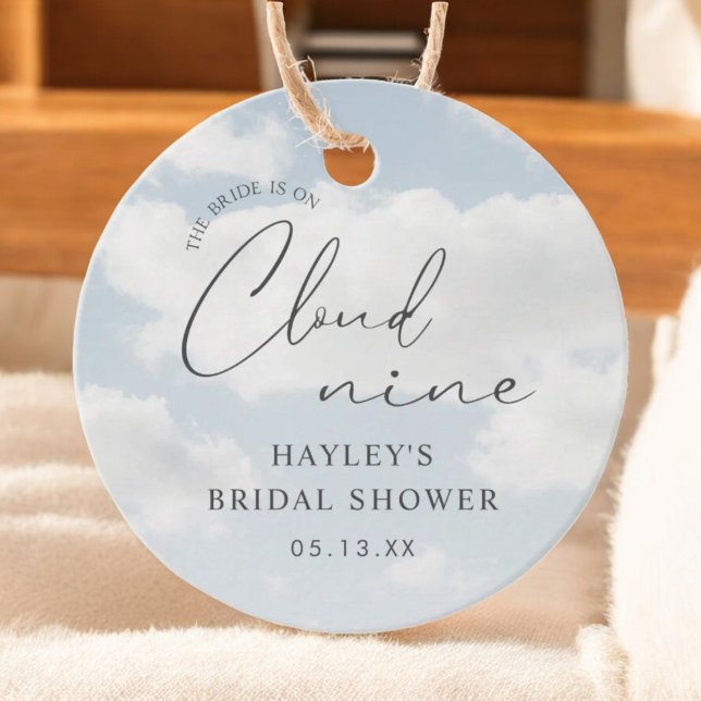 Braut ist auf Cloud Nine Brautparty Geschenkanhänger (Von Creator hochgeladen)