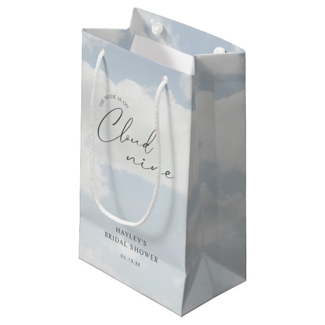 Braut ist auf Cloud Nine Brautparty Kleine Geschenktüte (Vorderseite Schrägansicht)
