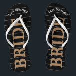 Braut nur verheiratete Imitate Gold auf Schwarz od Flip Flops<br><div class="desc">Imitate Gold Weiße und Schwarze Streifen Muster - Ändern Sie die Farbe durch Klicken auf Anpassen. Braut nur Gold auf Schwarz oder Farbe zu heiraten. Sie können die Farbe des schwarzen Hintergrunds Match jedes Ereignis oder machen sie zu Ihrer Lieblingsfarbe mit Gold Kombination! Kann auch die Just Married zu lesen,...</div>