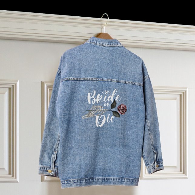 Braut oder Die Rose Skelett Handgotische Hochzeit Jeansjacke (Bride or Die Rose Skeleton Hand Gothic Wedding Denim Jacket)