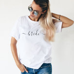 Braut Schwarz-weiße Hochzeit T-Shirt<br><div class="desc">Hochzeitsbride T - Shirt mit "Braut" in schönen Schriftzeichen, die auf der Vorderseite gedruckt sind. Niedliches und einfaches Shirt in einem schicken schwarzen Skript. Macht ein großartiges Brautparty, Junggeselinnen-Abschied oder Hochzeitsgeschenk für die Zukunft Frau!</div>