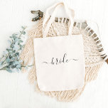 Braut Schwarz-weiße Hochzeit Tragetasche<br><div class="desc">Moderne Bride Tote Tasche mit einfachem Text "Braut" in schönen Schrift Typografie gedruckt auf der Vorderseite. Niedliche und einfache Taschen in einem schicken schwarzen Skript. Macht ein großartiges Brautparty, Junggeselinnen-Abschied oder Hochzeitsgeschenk für die Zukunft Frau!</div>