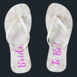 Braut sein! Rosa Goldmarmorflecken Flip Flops<br><div class="desc">Ein wunderschöner Rosa- und Goldmarmor-Flip-Flops für Ihren Junggeselinnen-Abschied, das Abendessen in der Probe oder für die Wochenenden Girls verweilen vor Ihrer Hochzeit. Diese wären toll zu personalisieren und all deinen Brautmeistern zu geben. Ich habe personalisierte auf meinem DesignByLyn-Laden kreiert, damit du einfach ihre Initialen eintragen und für sie personalisieren kannst....</div>