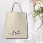 Braut Tragetasche<br><div class="desc">Moderne Kalligraphie Brautttaschen in schönen Schrift Typografie auf der Vorderseite gedruckt. Niedliche und einfache Taschen in einem schicken Kalligraphieskript. Eine tolle Bachelor-Party oder Hochzeitsgeschenk für die zukünftige Braut</div>