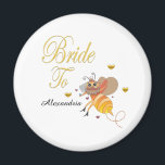 Braut um Bridal personalize Magnet<br><div class="desc">Bride To Bee Bridal Personalize Magnet hat eine schöne Braut Honey Bee auf ihr. Es macht Spaß für die Braut, während des Brautparty zu haben und als Geschenk zu geben. Personalisieren Sie es mit dem Namen.</div>