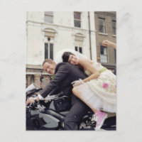 Braut und Bräutigam auf Motorrad, Lächeln, Portrai