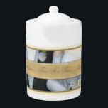 Braut-und Bräutigam-personalisierter Tee für<br><div class="desc">Eine süße Geschenkidee für das glückliche Paar. Diese Teekanne kennzeichnet einen ursprünglichen Braut- und Bräutigamentwurf, der in den hellblauen Hochzeitsausstattungen gekleidet wird. Personifizieren Sie den Text mit Namen, oder noch etwas, die Sie wünschen. Ein kundenspezifisches Hochzeitsgeschenk mit einem Unterschied… berichtigen gerade, damit die Jungvermählten ein Gebräu teilen! Entfernen Sie bitte...</div>