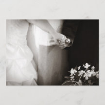 Braut und Bräutigam, welche die Hände wedding sind