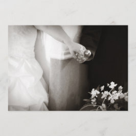 Braut und Bräutigam, welche die Hände wedding sind Einladung