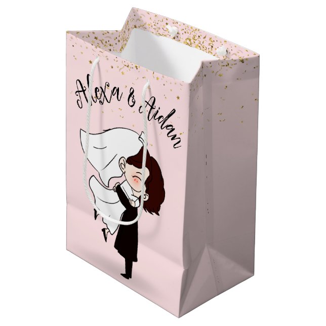 Braut und Groom in Gold Confetti Mittlere Geschenktüte (Vorderseite Schrägansicht)