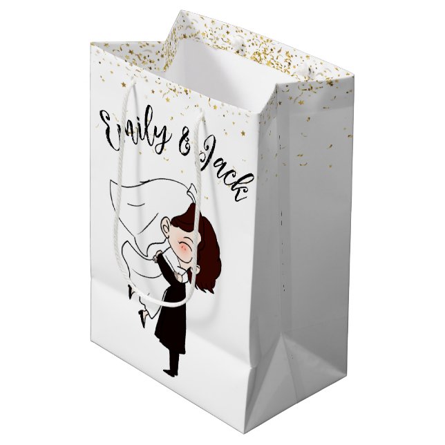 Braut und Groom in Gold Confetti Mittlere Geschenktüte (Vorderseite Schrägansicht)