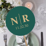 Braut- und Wurfanfänge für die Hochzeit Runder Aufkleber<br><div class="desc">Das Wesentliche Ihrer Gewerkschaft können Sie mit unserem maßgeschneiderten Hochzeitsmonogramm, das Ihre Initialen in einem minimalistischen Design verwurzelt. Die markante smaragdgrüne Farbe symbolisiert Wachstum und Harmonie, während die goldenen Akzente Luxus und Opulenz ausstrahlen und diese Aufkleber zu einer herausragenden Ergänzung Ihrer Hochzeitsarbeit machen. Ob Sie Umschläge versiegeln, Gastgeschenke Hochzeiten schmücken...</div>