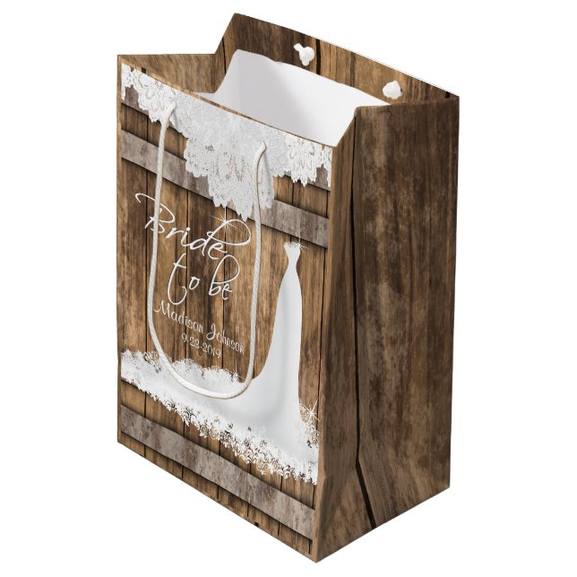 Braut zu sein - rustikales Holz und weiße Spitzen- Mittlere Geschenktüte (Vorderseite Schrägansicht)
