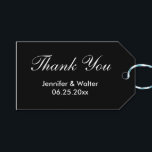 Brautgarten Hochzeit Schwarz und Weiß Vielen Dank  Geschenkanhänger<br><div class="desc">Dieses einfache,  aber elegante Tag hat einen schwarzen Hintergrund mit den Worten 'danke' in weißem Skript. Sie können Ihre Tagnotizen personalisieren,  indem Sie Ihre Namen und das Datum der Hochzeitsfeier eingeben.</div>