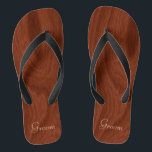 Bräutigam-Hochzeitstag-rustikale hölzerne Flip Flops<br><div class="desc">Rustikaler hölzerner Blickbräutigam Zapfen, densandelholze die Reinfälle umdrehen, die für Strandhochzeiten perfekt sind, liest Bräutigam in der eleganten, Pastellbeschriftung an der Unterseite. Eleganter, reicher Mahagoniwoodgrainmuster-Blickhintergrund. Anmerkung: Holz ist Druckbild. Rustikale Gastgeschenke Hochzeit für Brautpartymitglieder. Gerade drehen die Änderungstext-Vorlagen, zum Ihres eigenen personalisierten Hochzeits-Party zu schaffen Reinfälle für jedes Brautpartymitglied oder für...</div>
