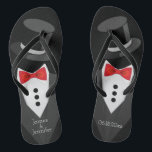 Bräutigam-Smokings-Gewohnheit Flip Flops<br><div class="desc">Bräutigam Tuxedo drehen Reinfälle um! Personifizieren Sie und addieren Sie die Braut- und Bräutigamnamen. Das Hochzeitsdatum, auch. Braut drehen Reinfälle sind auch verfügbar um.</div>