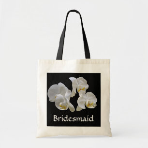 Brautjungfer mit weißen Orchideen auf Tasche